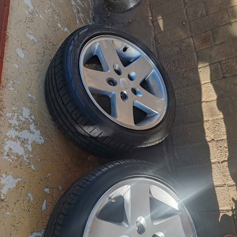 Jeep 17 inch rims with tyres - Private Seller Jeep 17 inch rims with tyres - Private Seller