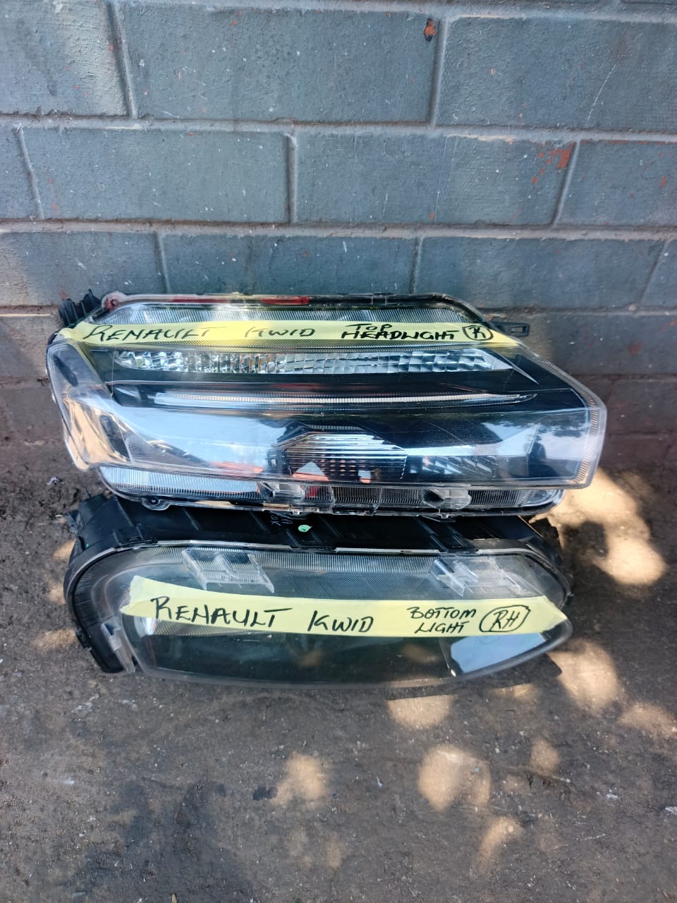 RENAULT KWID HEADLIGHT TOP & DOWN - Private Seller