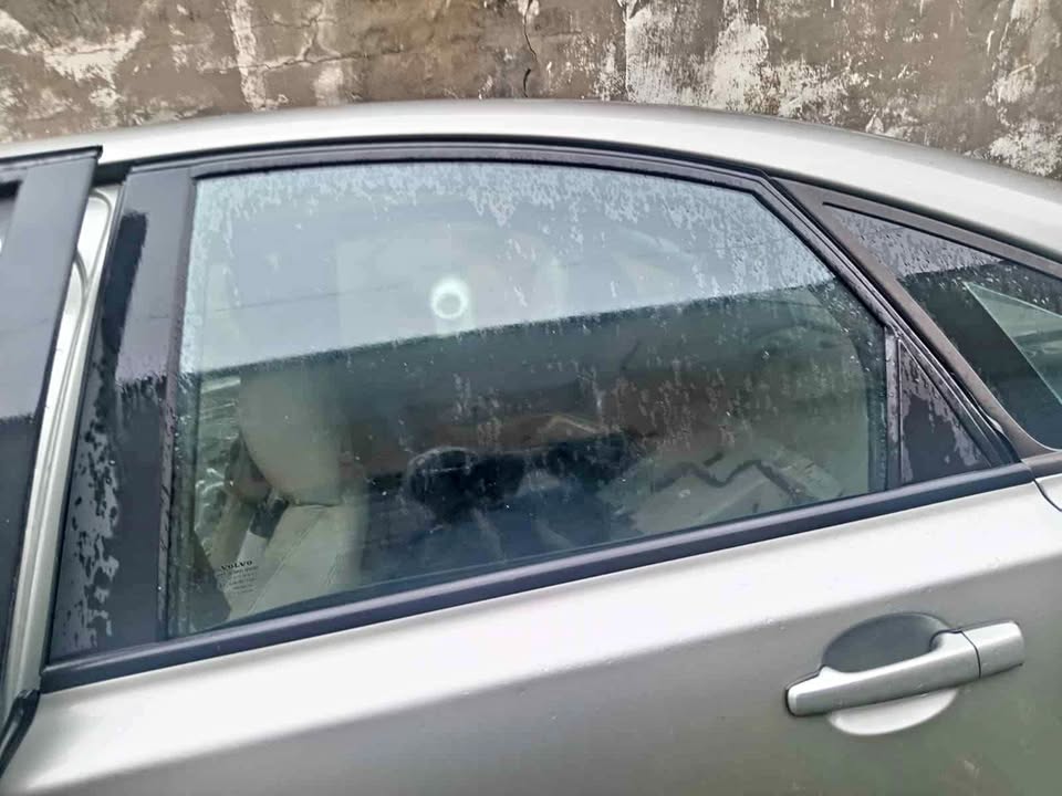 Volvo S40 2.0 2007 left rear door glass