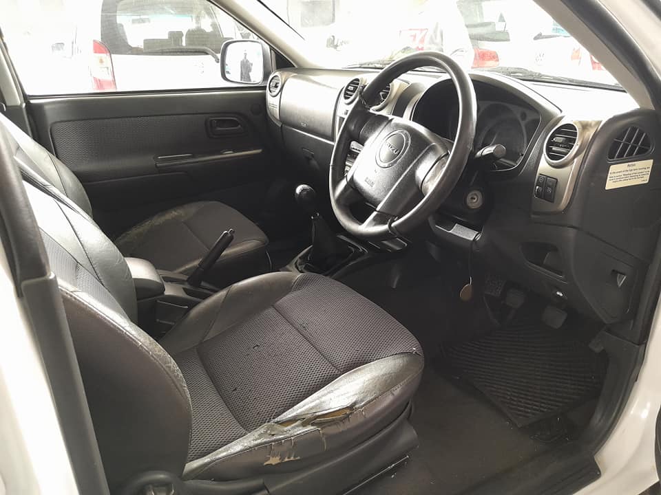 2010 ISUZU KB300 LX HARDBODY 4X2 DOUBLE CAB WITH CANOPY MANUAL