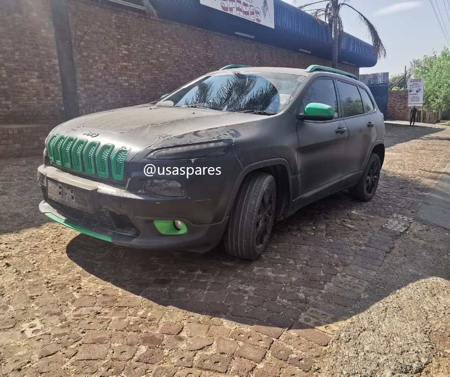 2014 Jeep cherokee 3.2 kl automatic petrol - Private Seller 2014 Jeep cherokee 3.2 kl automatic petrol - Private Seller