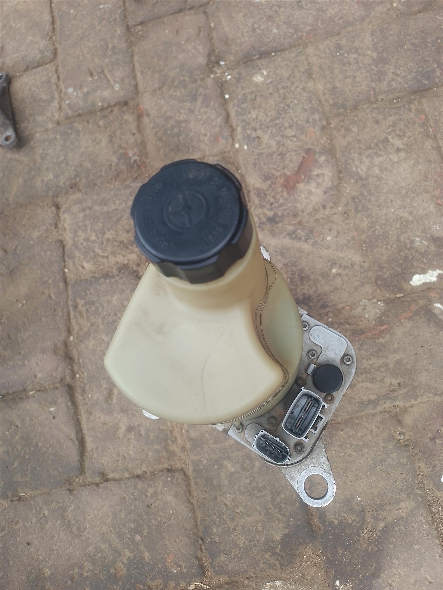 POWER STEERING PUMP VOLVO S40 1.8L 2010 FOR SALE DELIVERY AVAILABLE COUNTRY WIDE - Private Seller