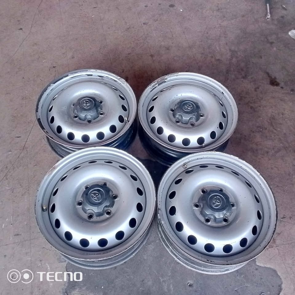 Toyota Hilux rims size 17 - Private Seller