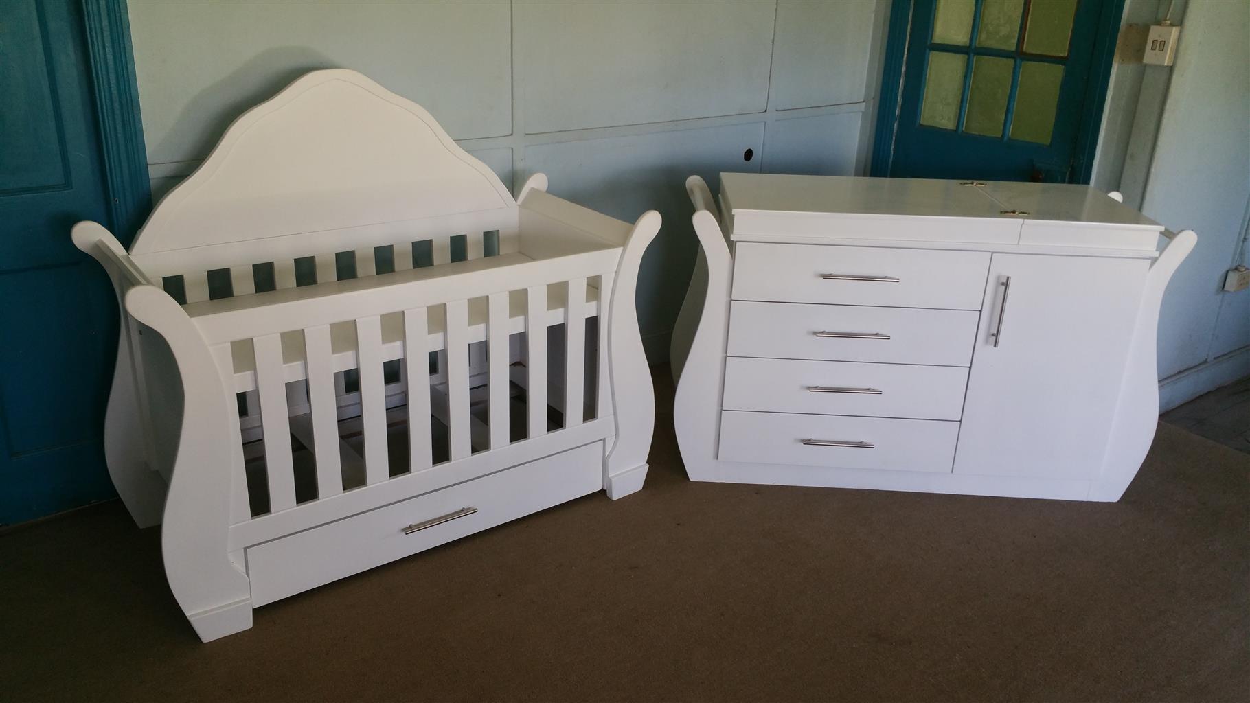 baby cot and compactum