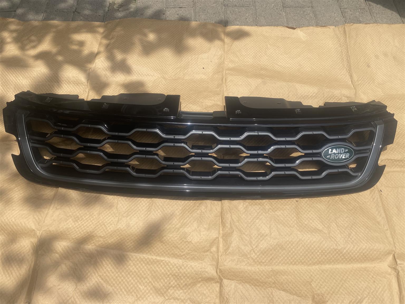 2022 RANGE ROVER EVOQUE L551 RADIATOR GRILL FOR SALE. IN PRISTINE CONDITION 2022 RANGE ROVER EVOQUE L551 RADIATOR GRILL FOR SALE. IN PRISTINE CONDITION