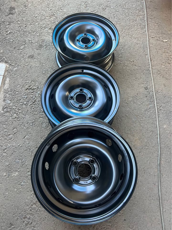 Nissan np 200 Rims available Call or whatsapp