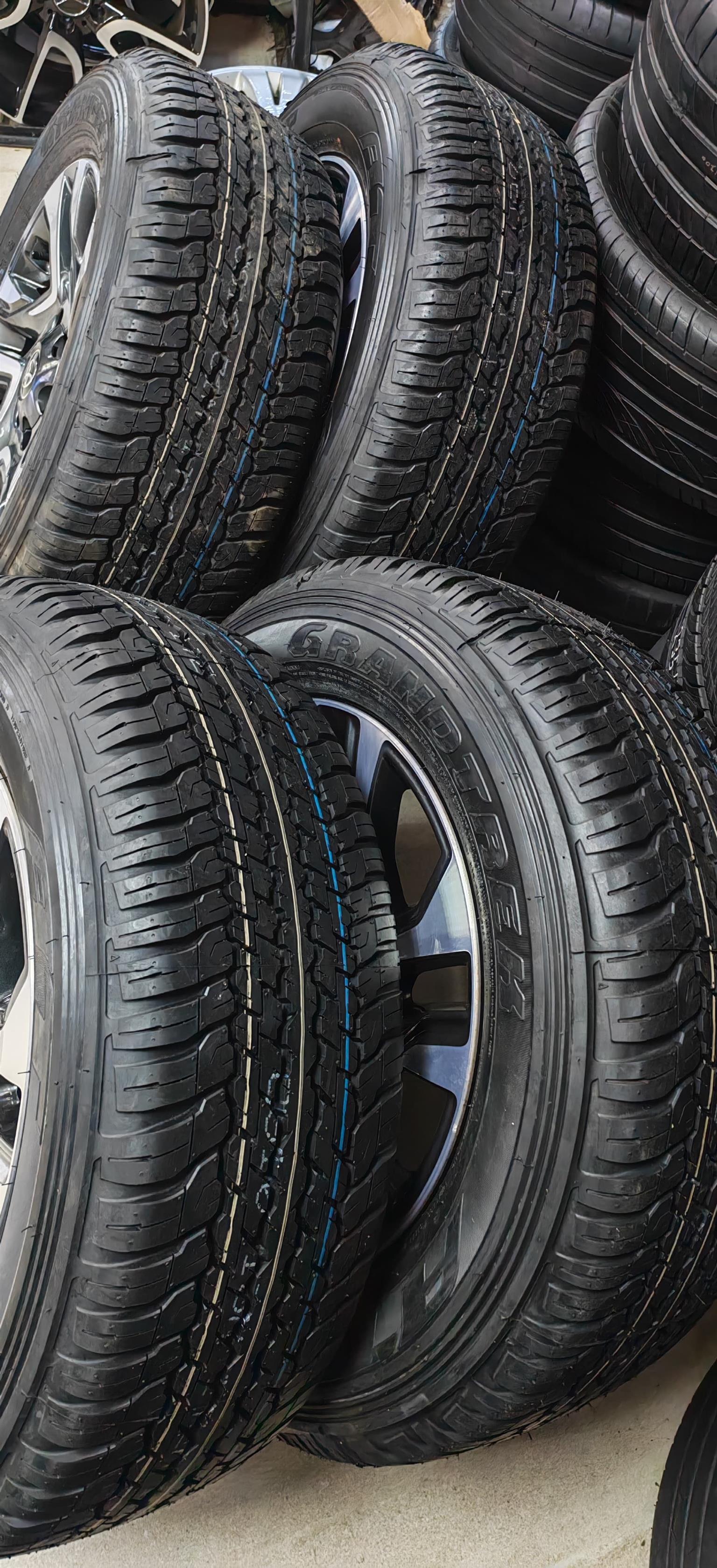 Toyota Fortuner OEM 18" mag with brand new 265/60/18 Dunlop Grandtrek AT25 set R - Private Seller