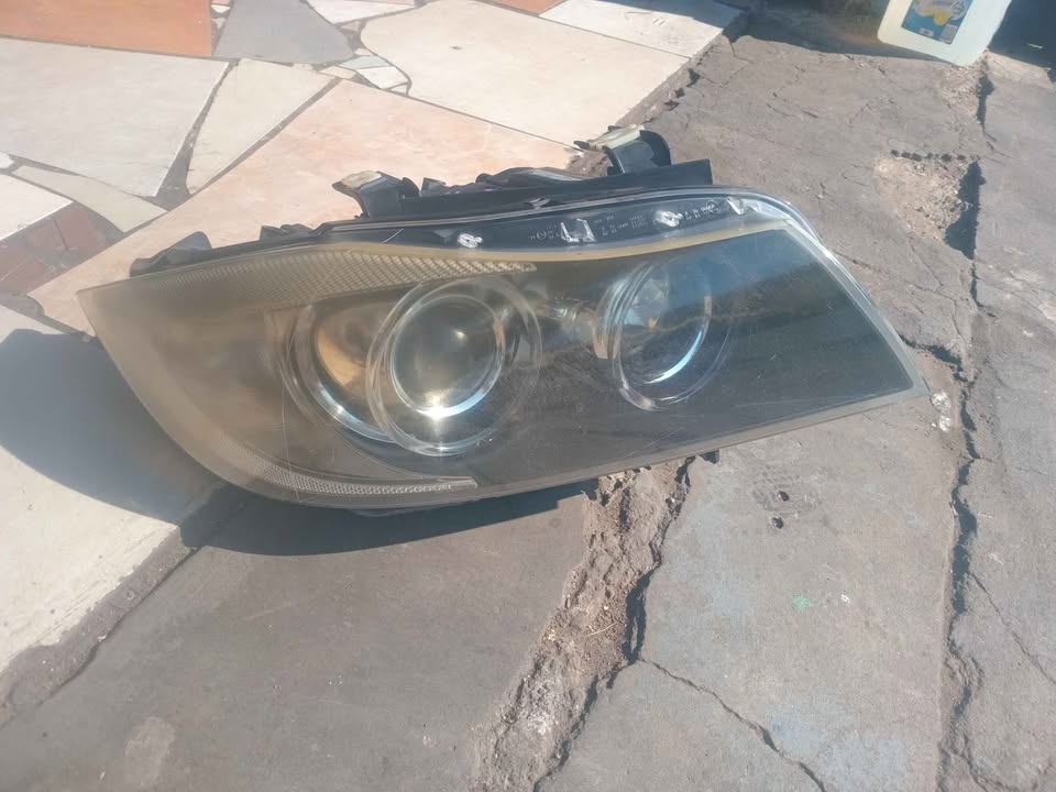 Bmw E90 Right-side headlight - Private Seller Bmw E90 Right-side headlight - Private Seller