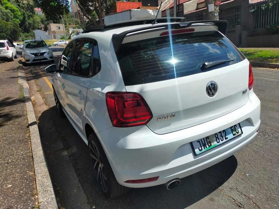 2016 VW POLO 6 TSI HIGHLINE 1.2 ENGINE PETROL, MANUAL, SUNROOF, WHITE COLOR, MILEAGE 75000km,