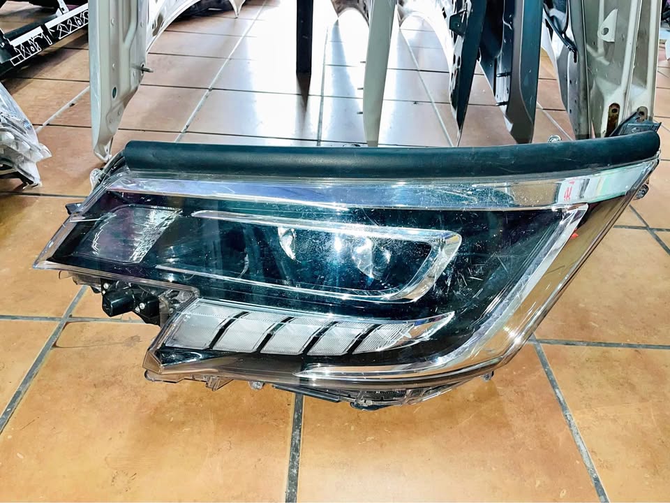 Toyota Majesty headlight - Private Seller Toyota Majesty headlight - Private Seller