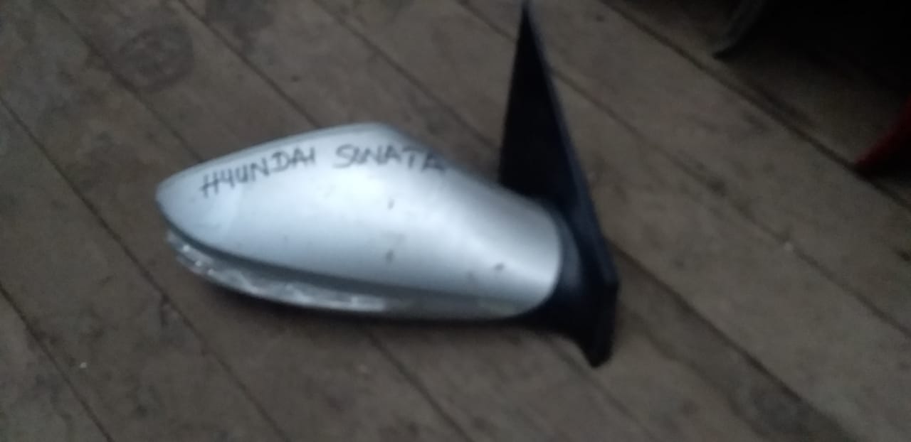 Hyundai sonata side mirror - Private Seller