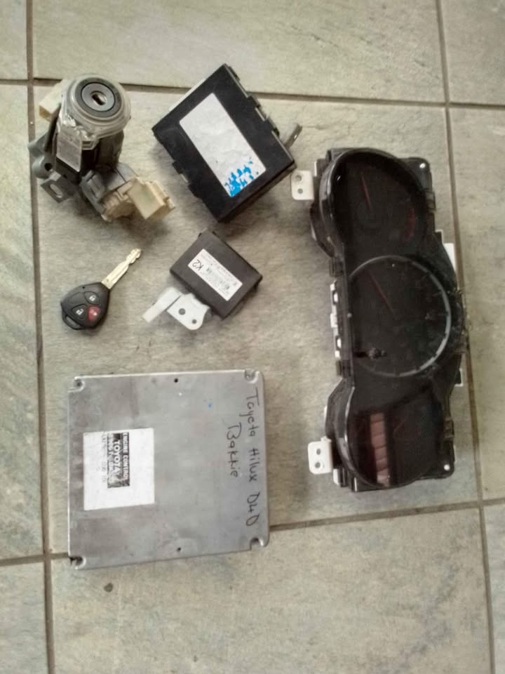 2015 Toyota Hilux D4D 1KD 4x4 lock set - Private Seller