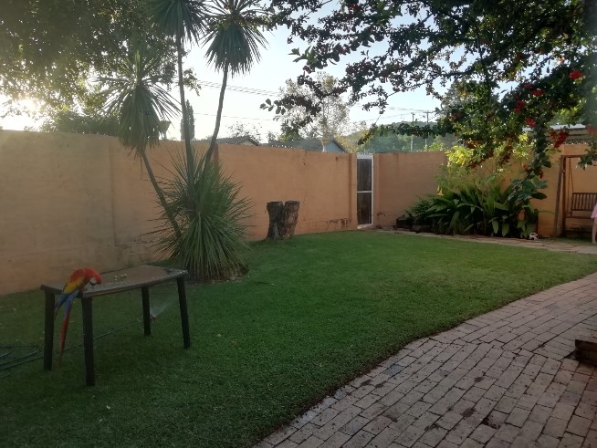 2 BEDROOM TOWNHOUSE - LAWN, STOEP, BUILT IN JETMASTER, STUDY, MODERN, SPACIOUS.
