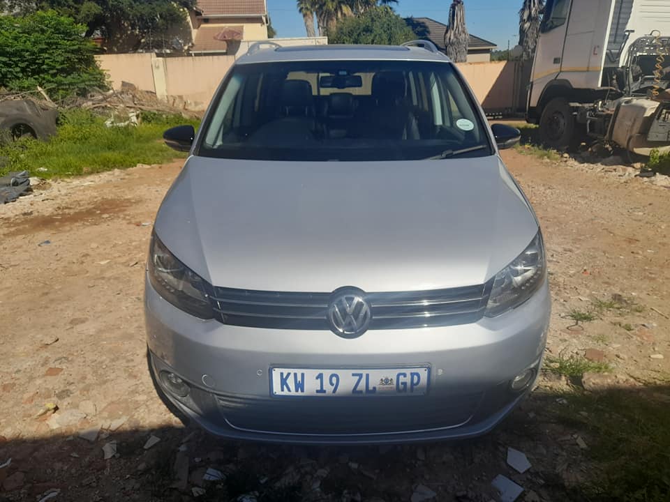 2014 VW Touran 2.0 Petrol 7 seats 92000km Panoramic Roof Available Call or whatsapp Leon