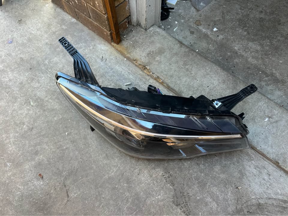 MG ZS RIGHT SIDE HEADLIGHT - Private Seller MG ZS RIGHT SIDE HEADLIGHT - Private Seller