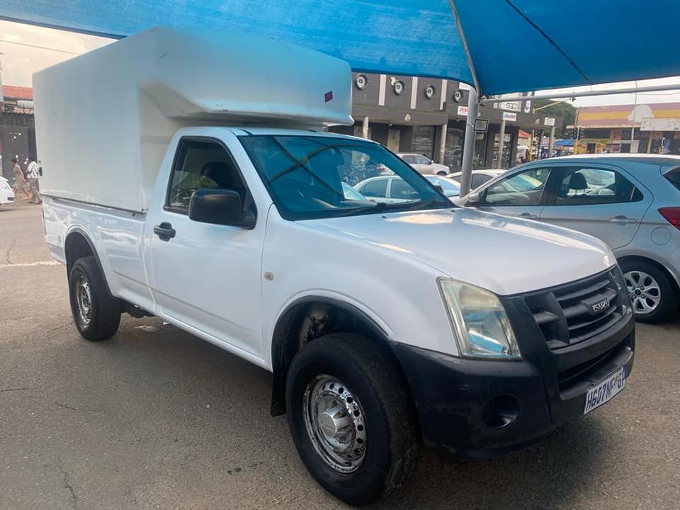 2010 ISUZU KB240 2.4 MANUAL WITH CANOPY