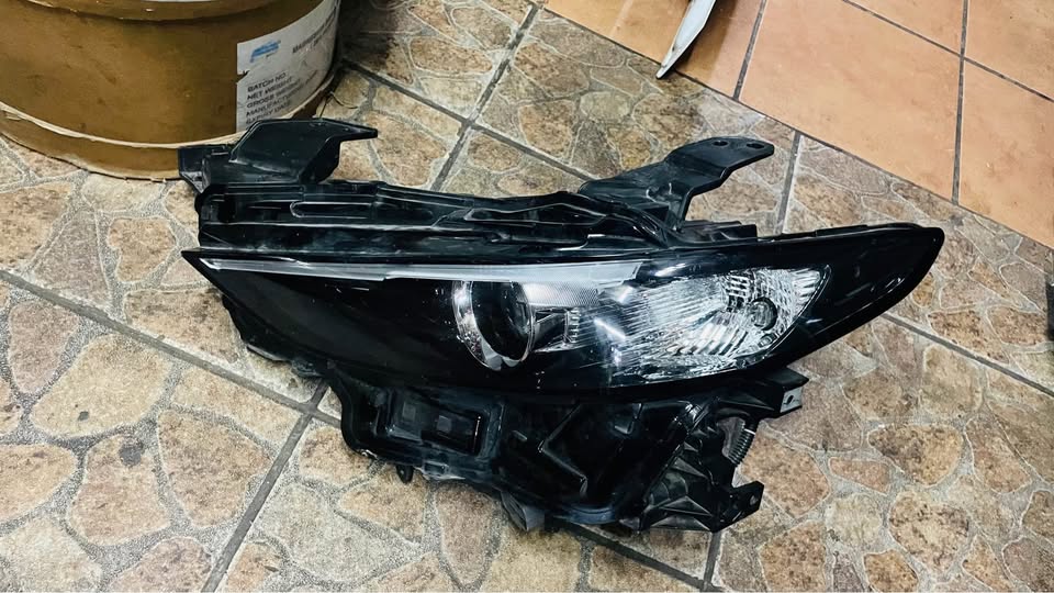 Mazda 3 LED HEADLIGHT 2019 - Private Seller Mazda 3 LED HEADLIGHT 2019 - Private Seller