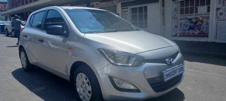 2013 HYUNDAI i20 1.4 PETROL, MANUAL, SILVER COLOUR, MILEAGE