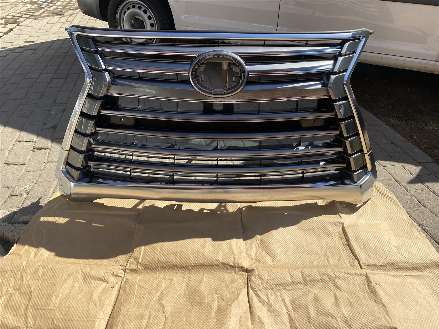 2022 LEXUS LX570 MAIN BUMPER GRILL FOR SALE. IN PRISTINE CONDITION