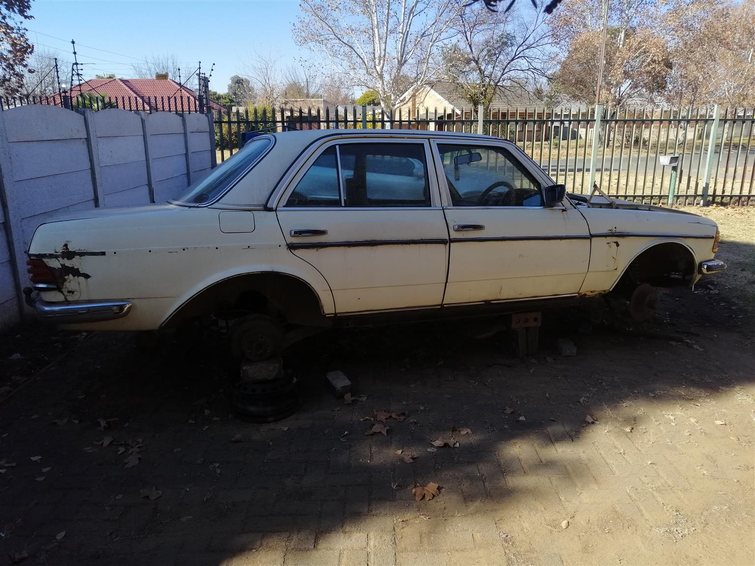 Smiling Benz Mercedes benz W123 body for sale | Junk Mail Marketplace