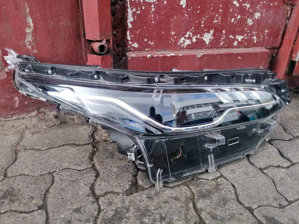 Toyota Fortuner headlight right side - Private Seller Toyota Fortuner headlight right side - Private Seller