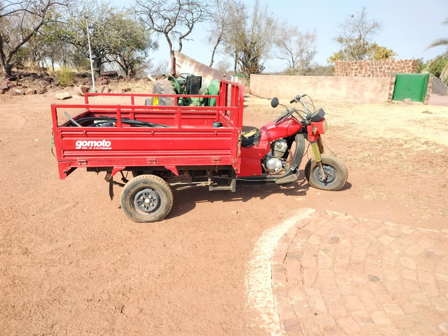 Gomoto 200cc loader 3 wheeler bakkie/bike - Private Seller Gomoto 200cc loader 3 wheeler bakkie/bike - Private Seller