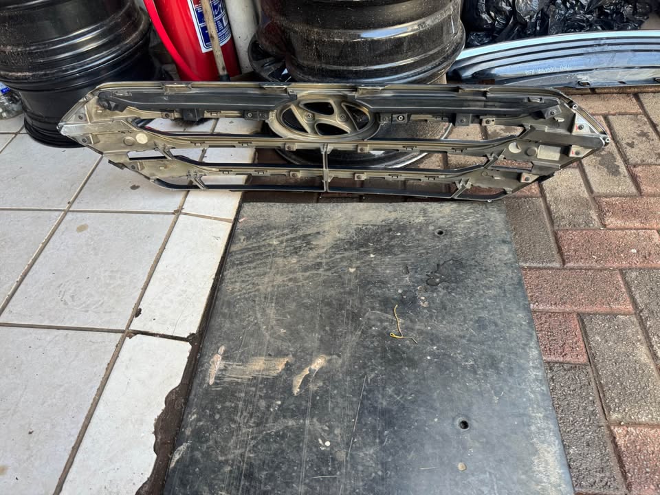 Hyundai Santa Fe Main Front Bumper Grill - Private Seller Hyundai Santa Fe Main Front Bumper Grill - Private Seller