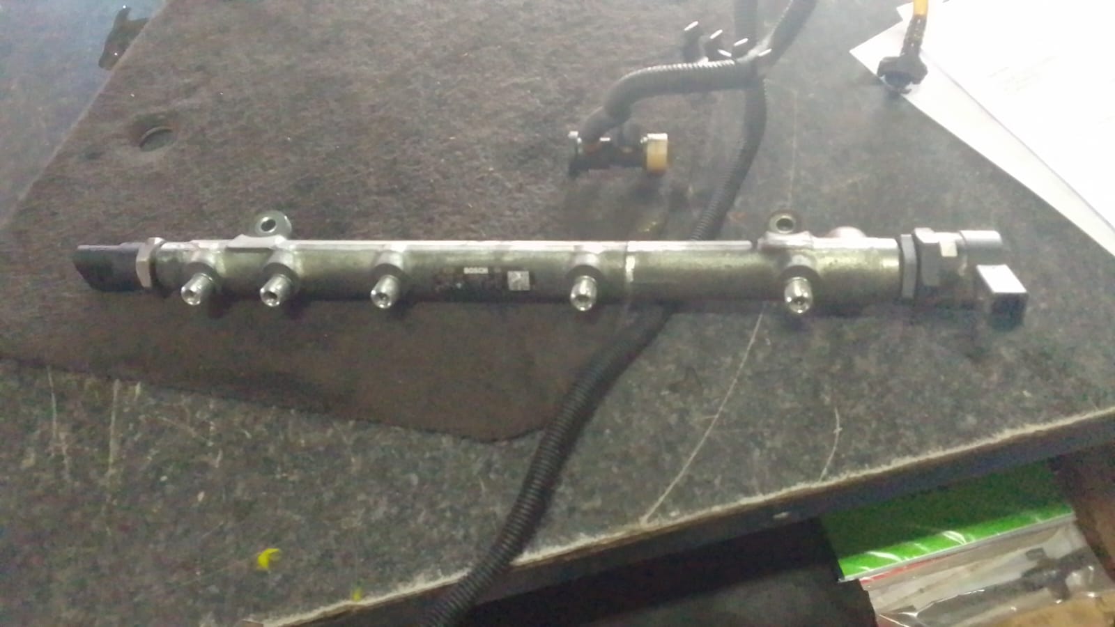 For Sale: Second-Hand Fuel Rail for Mercedes-Benz M612 (ML270, C270, E270 CDI) For Sale: Second-Hand Fuel Rail for Mercedes-Benz M612 (ML270, C270, E270 CDI)