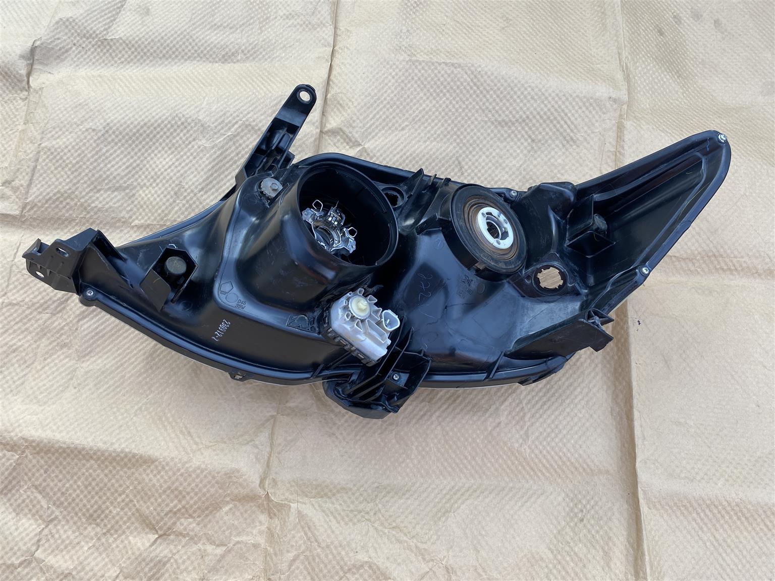 2015 TOYOTA FORTUNER XENON HEADLIGHT RIGHT SIDE FOR SALE. IN EXCELLENT CONDITION