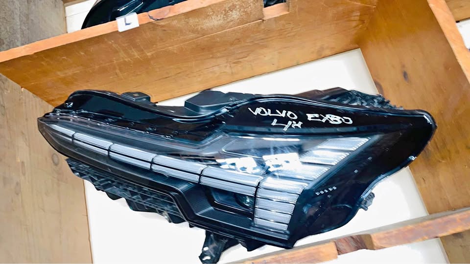 Volvo EX30 Full LED Headlight - Private Seller Volvo EX30 Full LED Headlight - Private Seller