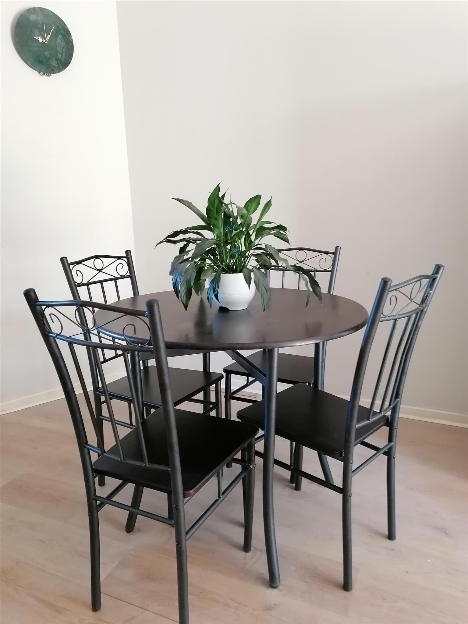 round dining table with metal chairs