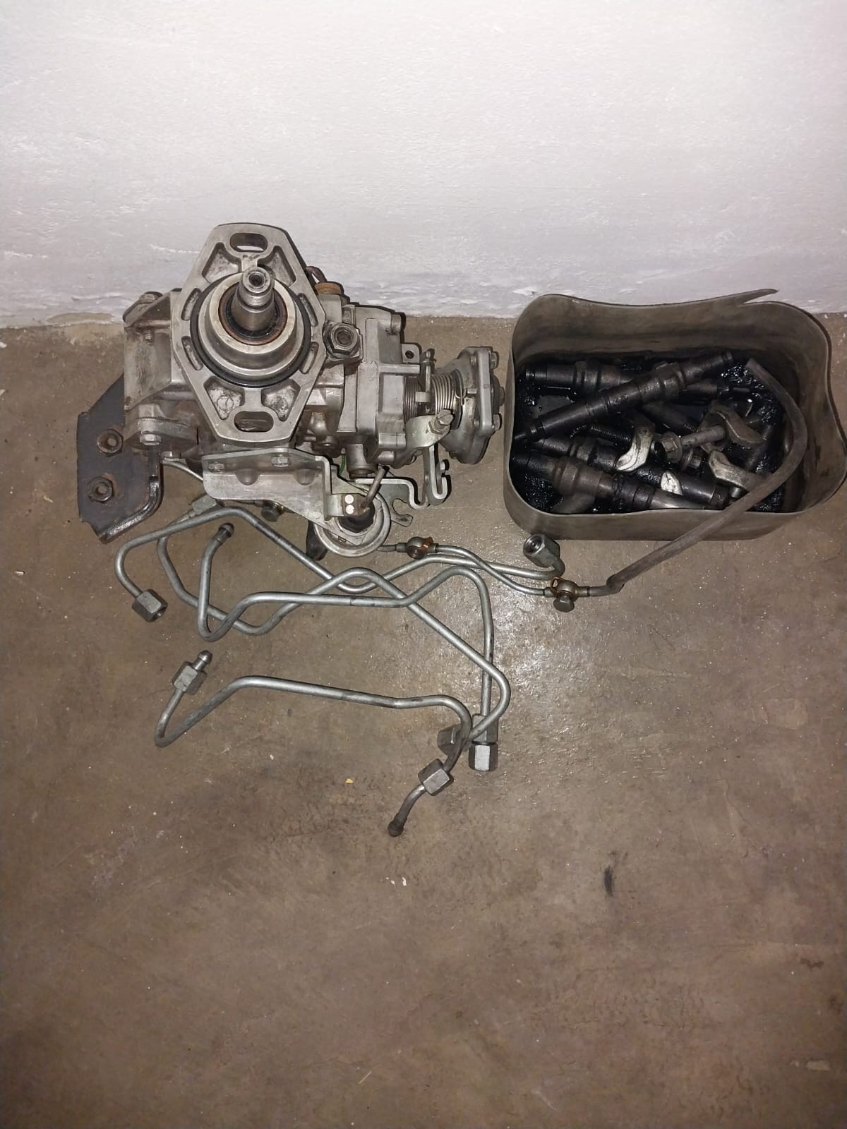 2.5 Isuzu diesel pump with injectors and pipes stil good condition - Private Seller 2.5 Isuzu diesel pump with injectors and pipes stil good condition - Private Seller