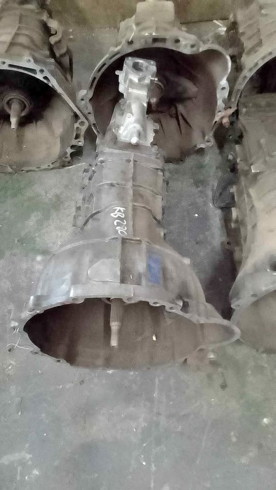 ISUZU 4JB1 KB280 MANUAL GEARBOX FOR SALE - Private Seller