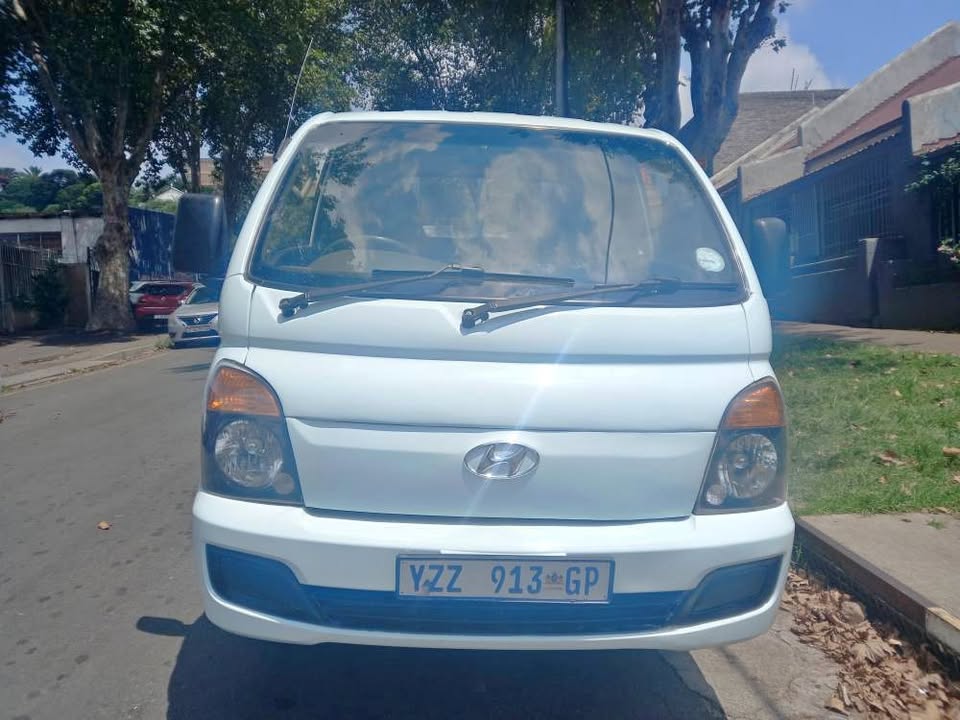 2010 HYUNDAI H100 BAKKIE 2.6 DIESEL, WHITE COLOR, MILEAGE 105000KMS