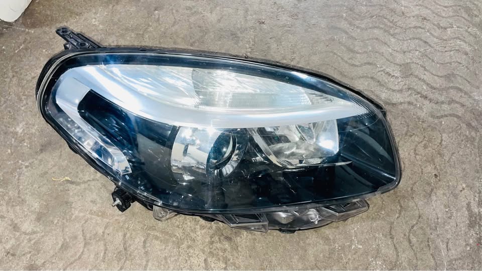 Renault Koleos headlight 2013 - Private Seller Renault Koleos headlight 2013 - Private Seller