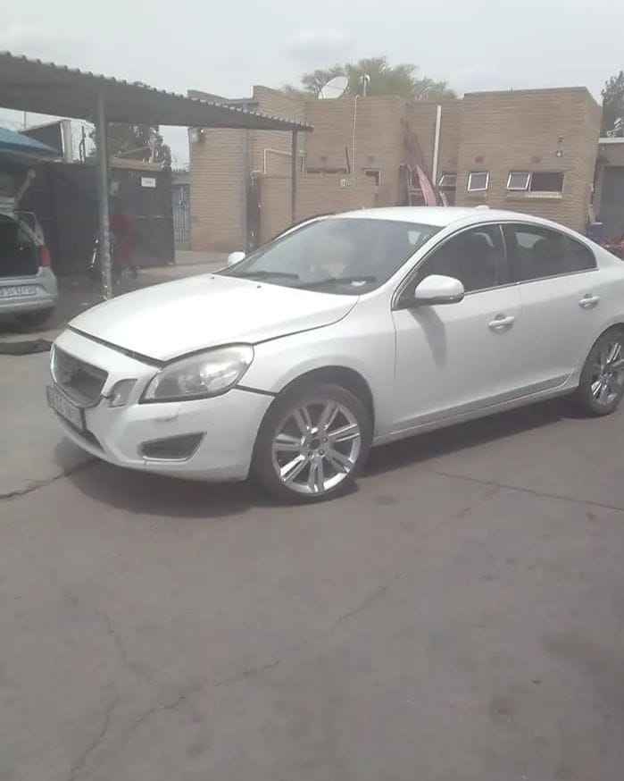 Volvo XC90, XC70, XC60,S40,S80,s60 Engines,Gearboxes,Suspensions,and Bodyparts Available - Private Seller