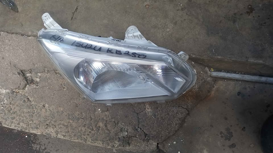 ISUZU KB 250 HEADLIGHT RIGHT - Private Seller ISUZU KB 250 HEADLIGHT RIGHT - Private Seller
