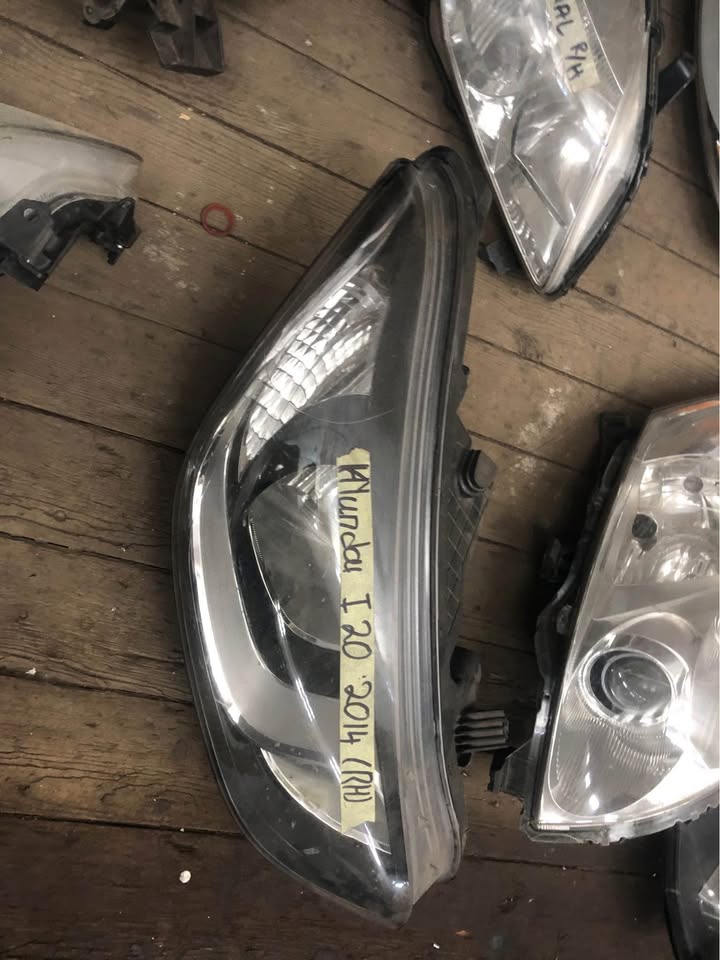 Hyundai i20 2014 Right Headlight - Private Seller Hyundai i20 2014 Right Headlight - Private Seller