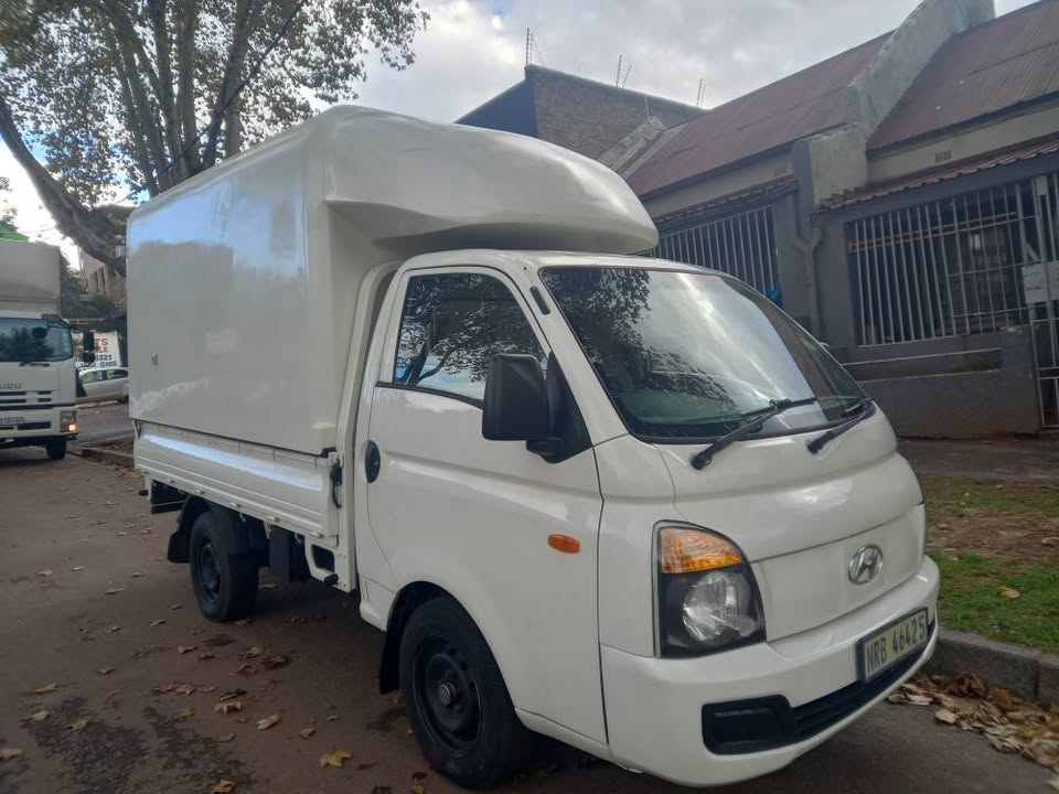 2009 HYUNDAI H100 BAKKIE 2.6 DIESEL, MANUAL, WHITE, WITH CANOPY, 100000KMS SPARE KEY.