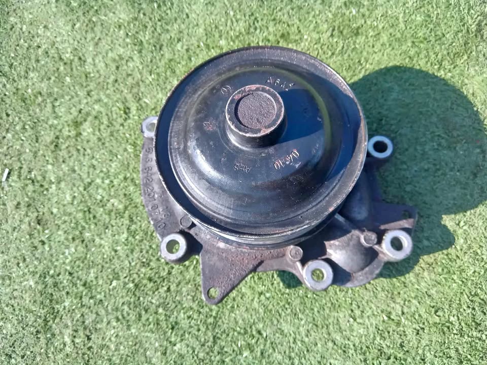 MERCEDES BENZ OM642 3.0 DIESEL ENGINE WATER PUMP FOR SALE W164/ SPRINTER /W204 /W212/ VITO
