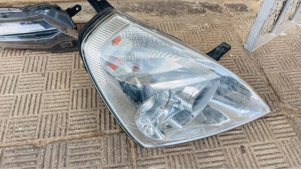 Kia Sedona Carnival Headlight - Private Seller Kia Sedona Carnival Headlight - Private Seller