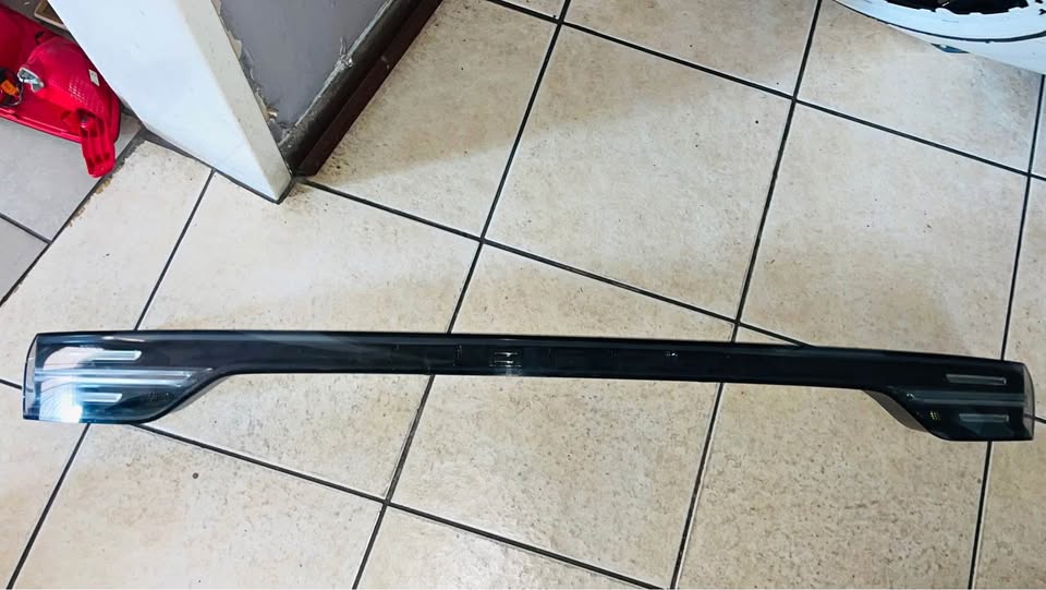 Porsche Cayenne E3 9Y0 rear center light tailgate taillight - Private Seller Porsche Cayenne E3 9Y0 rear center light tailgate taillight - Private Seller