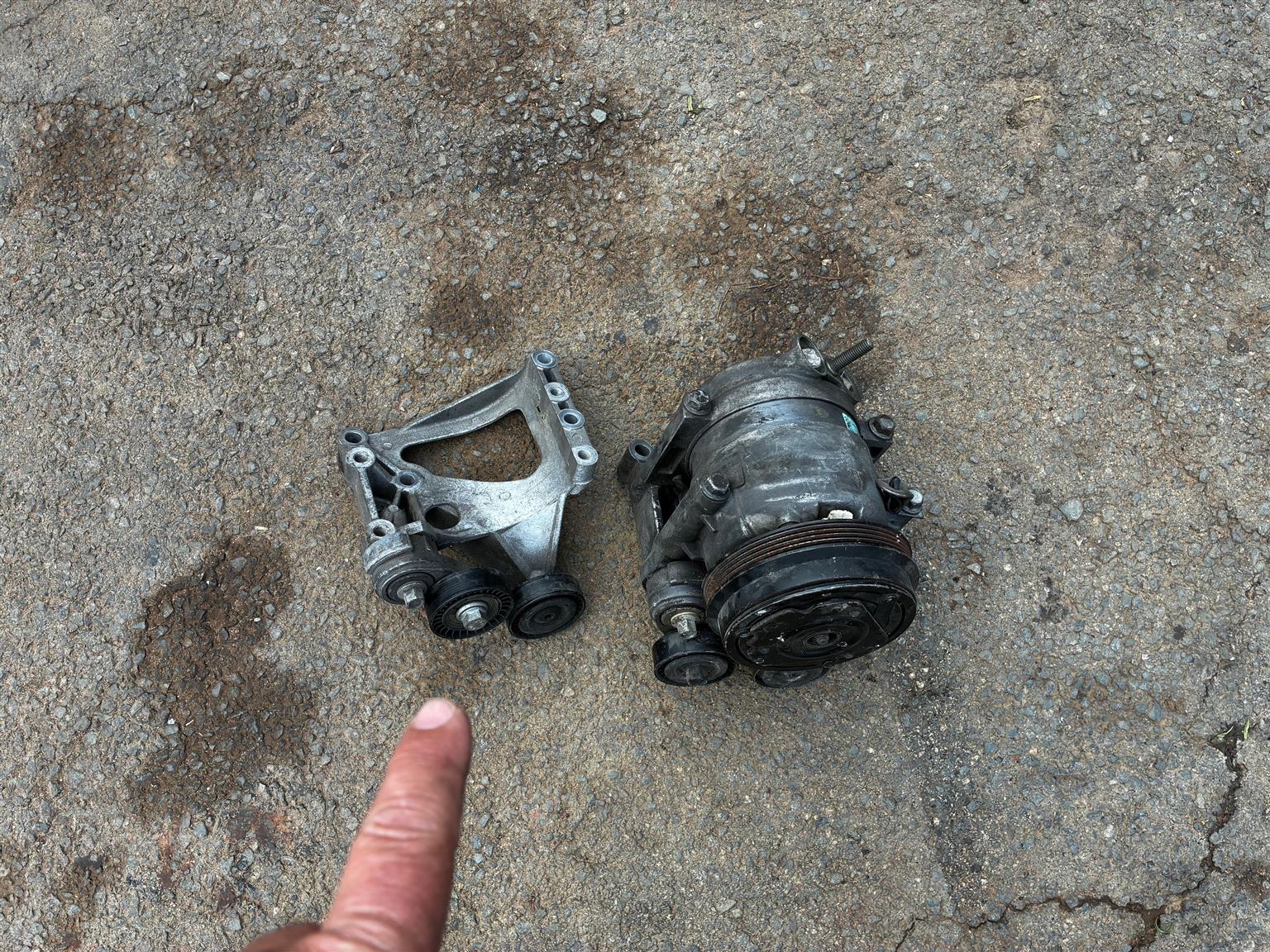 Air Con pump & Bracket - Private Seller Air Con pump & Bracket - Private Seller