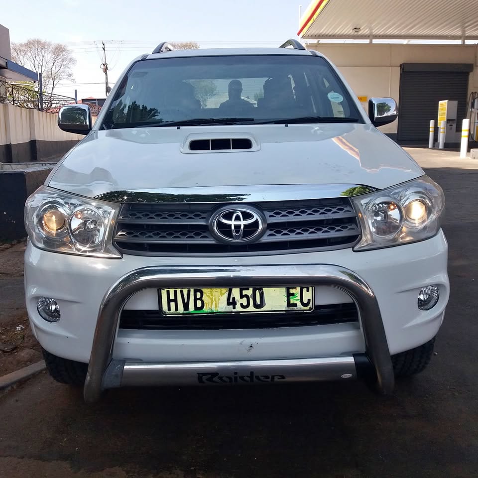 2010 TOYOTA FORTUNER 3.0D4D AUTOMATIC 4X2 LEATHER SEATS AVAILABLE EXCELLENT CONDITION AVAILABLE