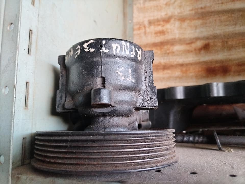 Renault senic power steering pump Call or WhatsApp me - Private Seller Renault senic power steering pump Call or WhatsApp me - Private Seller