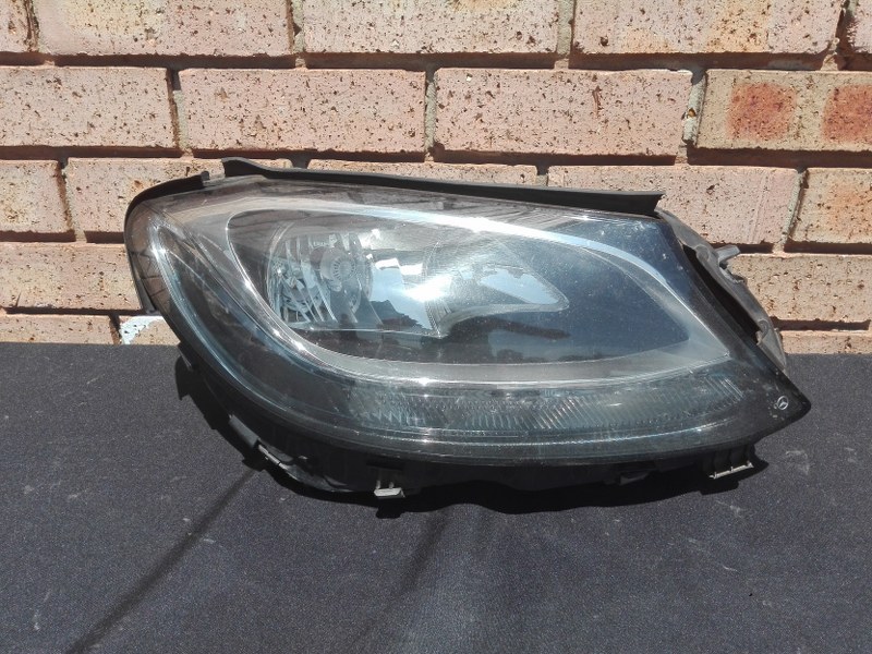 Mercedes Benz C class W205 Non Xenon Right Headlight - Private Seller Mercedes Benz C class W205 Non Xenon Right Headlight - Private Seller