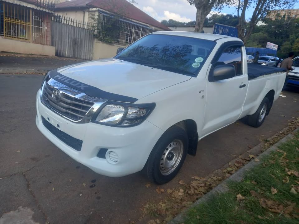 2009 Toyota Hilux Single Cab 2.0 VVTI PETROL, Manual, White, 106000kms