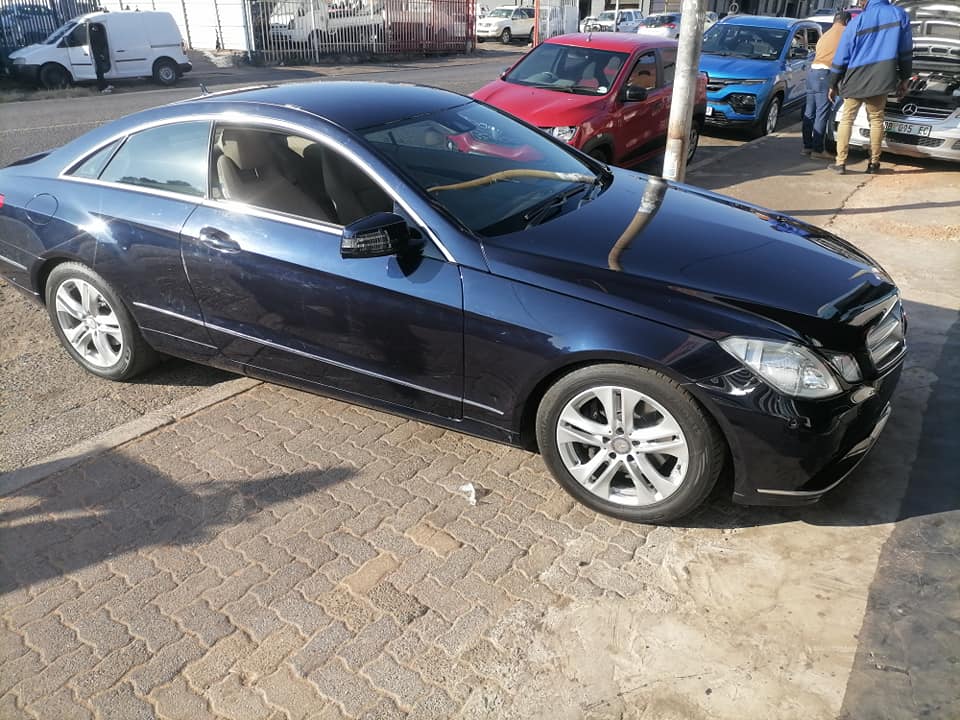 2010 Mercedes Benz E350 Coup Automatic V6 Engine with a leather seat Service book and spare key