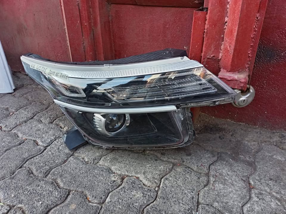 Kia Seltos Headlight LED - Private Seller Kia Seltos Headlight LED - Private Seller