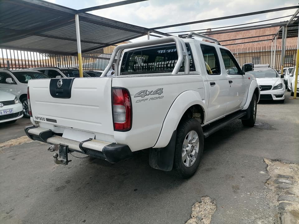 2020 Nissan Np300 Hardbody 2.5 Double Cab 4x4 Bakkie leather seat Service book